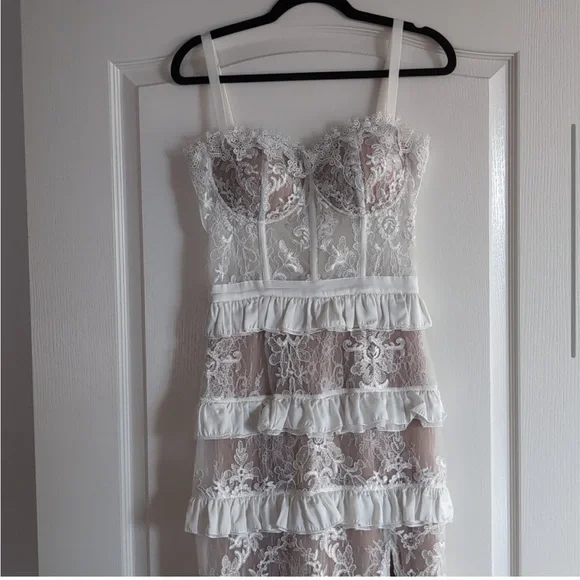 V. Chapman White Lace Gown - Picture 8 of 13